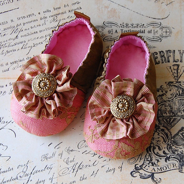 LA VIE En ROSE-baby shoes- size 4- Ready to ship