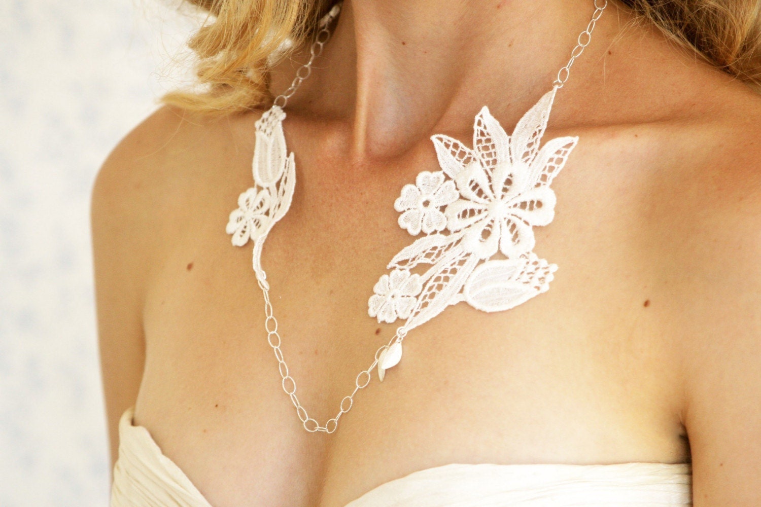 White garden silver necklace