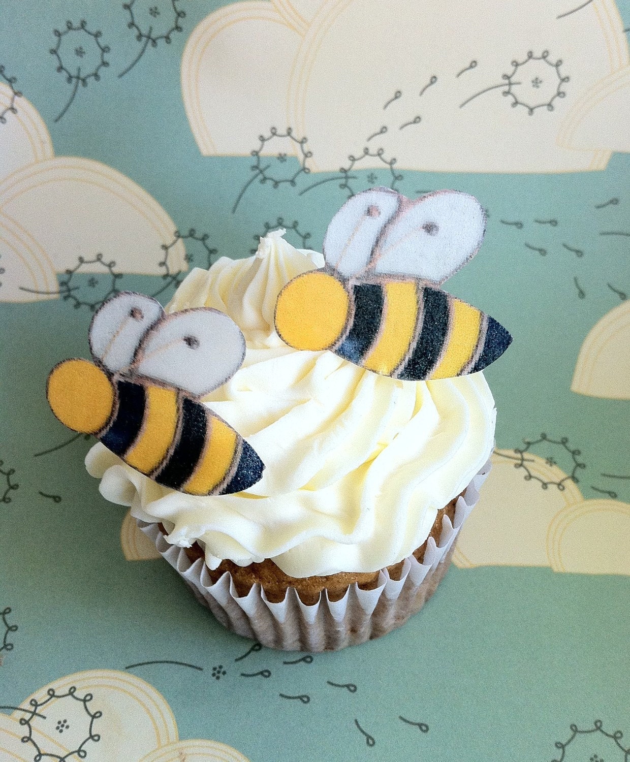 The Original EDIBLE BEE- 20 small - Cake & Cupcake toppers - Food Accessories