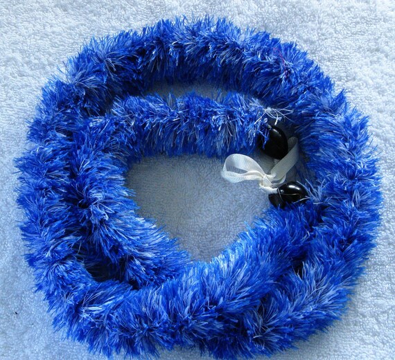 Blue and white eyelash lei finished with black kukui by hilobeads