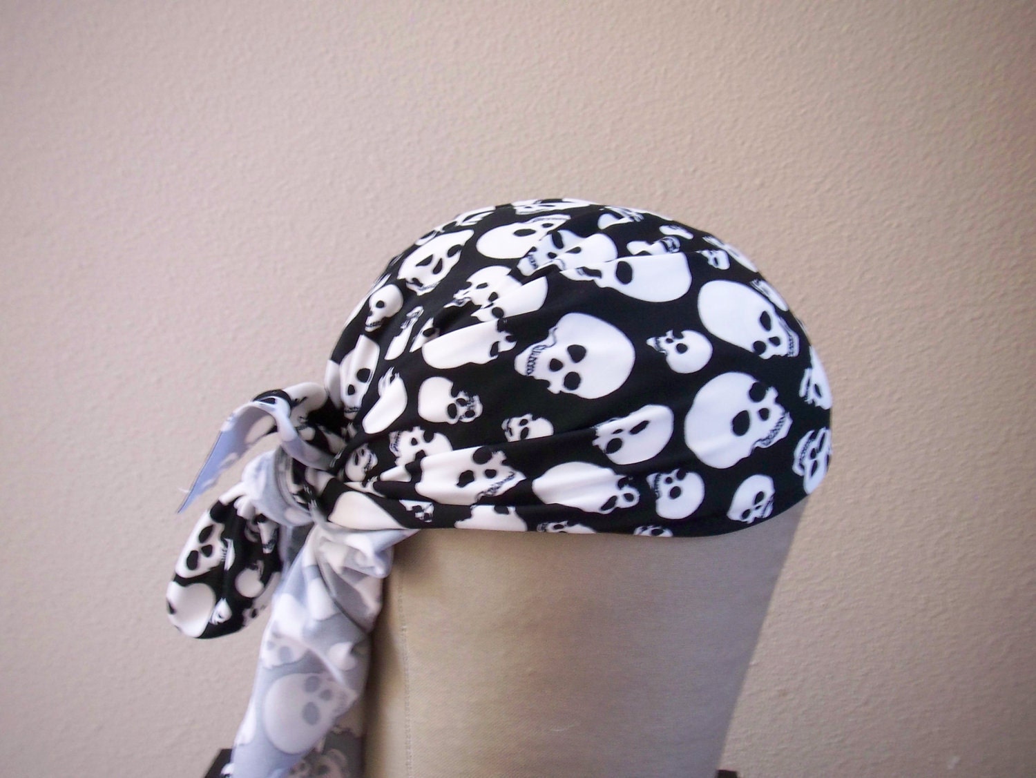 Skull Headscarf black and white