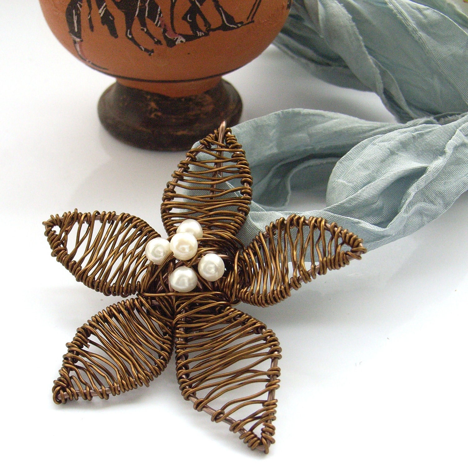 Flower pendant necklace wire work
