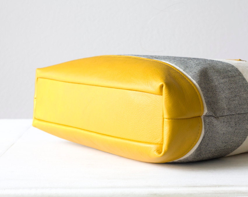 Shoulder bag , stripe tote , stripe purse in grey and offwhite with Yellow leather - Kallisto bag