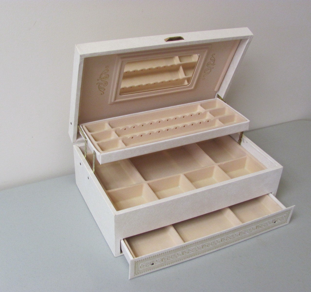 Vintage Mele Magic Touch Jewelry Box by DaveysVintage on Etsy