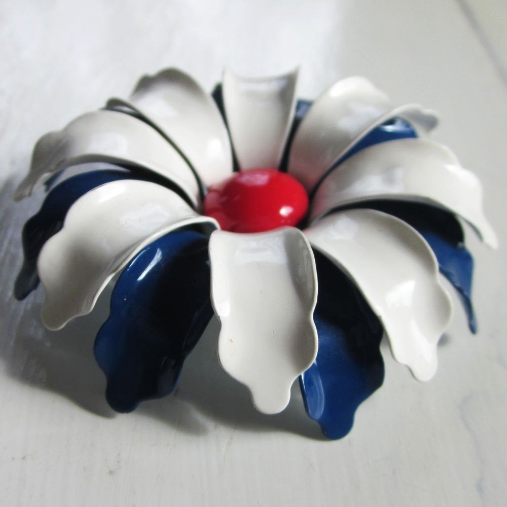 vintage flower power enamel brooch (red white and navy daisy)