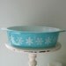 vintage pyrex white on turquoise snowflake 2.5qt. casserole 045