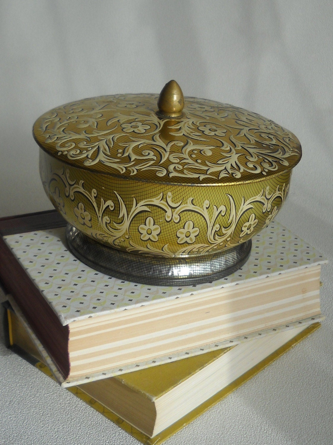 vintage - distressed bonbon tin box