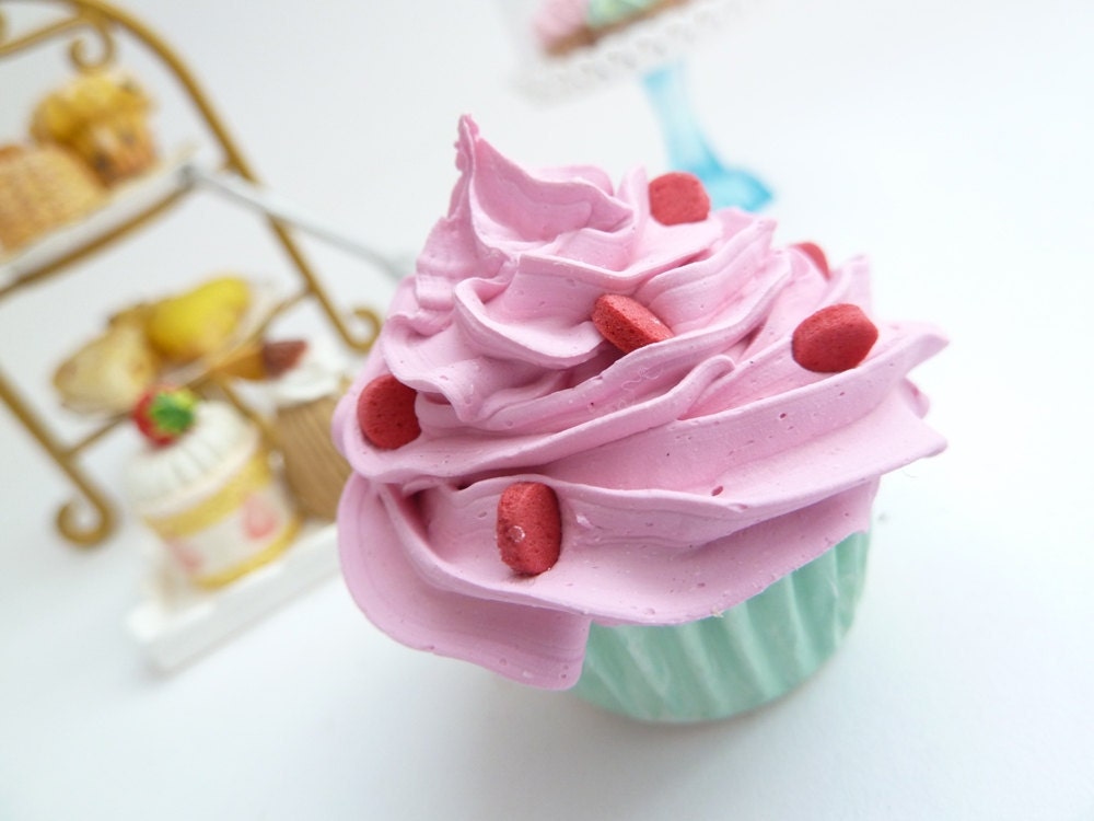 KEY CHAIN CHARM fake cupcake ornament cupcake magnet cupcake ,christmas ornament cupcake , pink Icing mini size