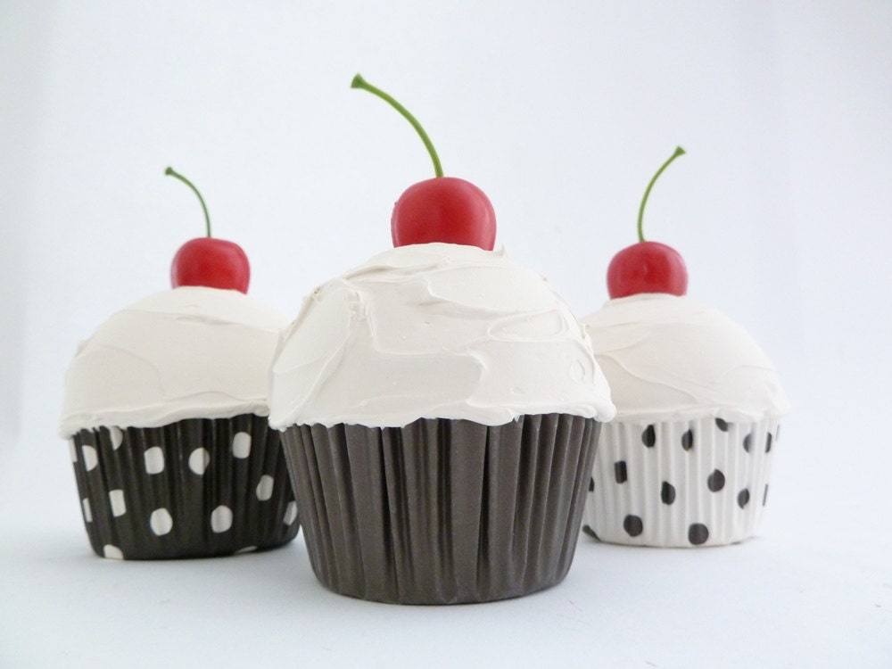 Set Of 3 cupcake BLACK AND WHITE great for Theme party decoration bakery decoration white icing and  polka dot black and white liner