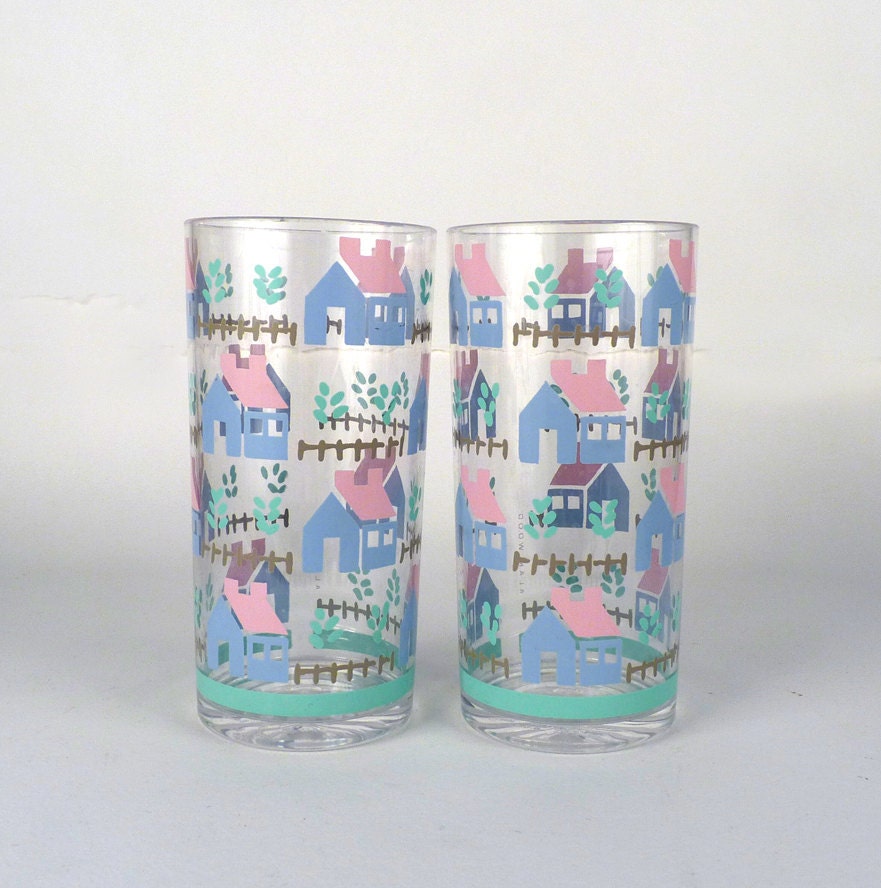 Vintage Tumblers 5 Drinking Glass set Plastic with Border of Houses in Pink and Blue Neighborhood Landscape Beverages 6 x 3 Price Under 15