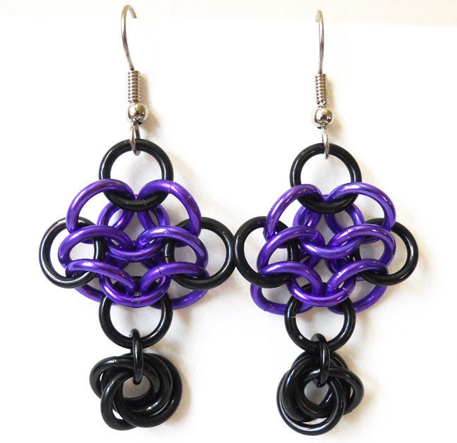 Chainmaille earrings, Gothic, Rosettes, Purple and black