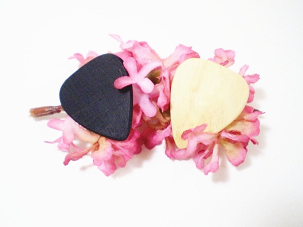 Guitar Pick Wood - Ebony and Holly - No 18