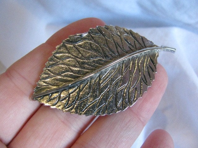 Great Vintage Silver tone Leaf Scarf Clip