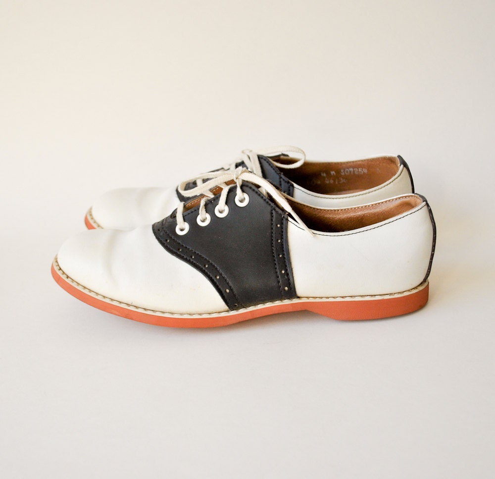 shoes 6 / 50s shoes /vintage shoes / saddle shoes / leather shoes / black and white shoes / miss flings / vintage shoes size 6 / 1950s shoe