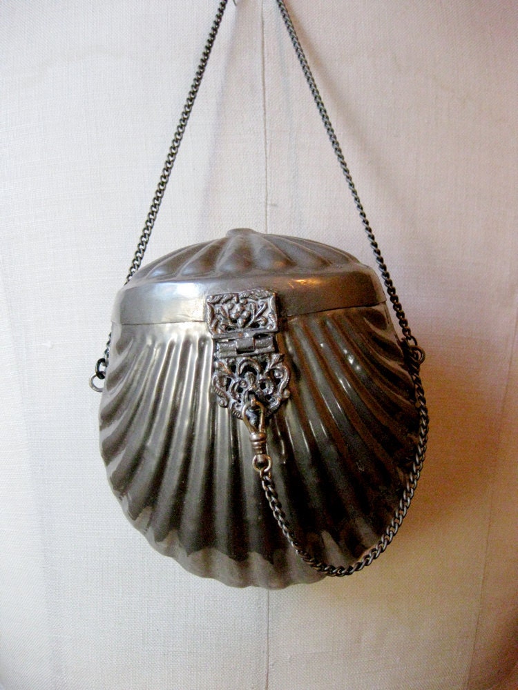 antique 1920s // silver clam shell purse