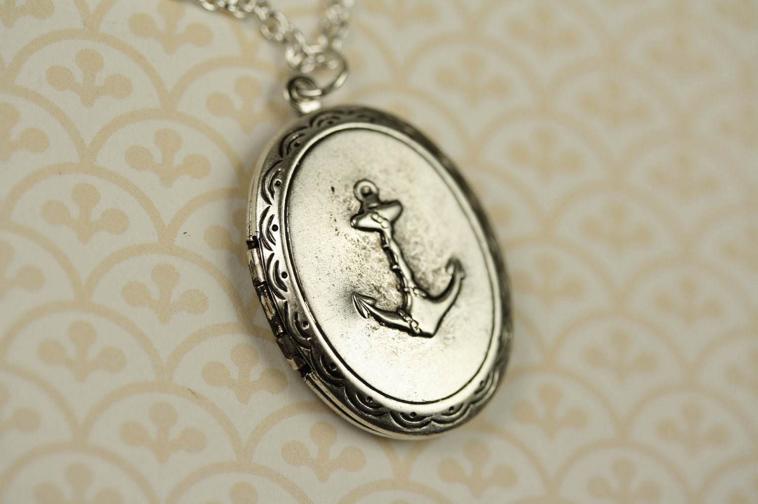 Silver Plated Sailor Locket Necklace, Vintage Nautical Anchor Photo Pendant, Long Chain, Simple Jewelry, Oval Shape, Textured Back Side
