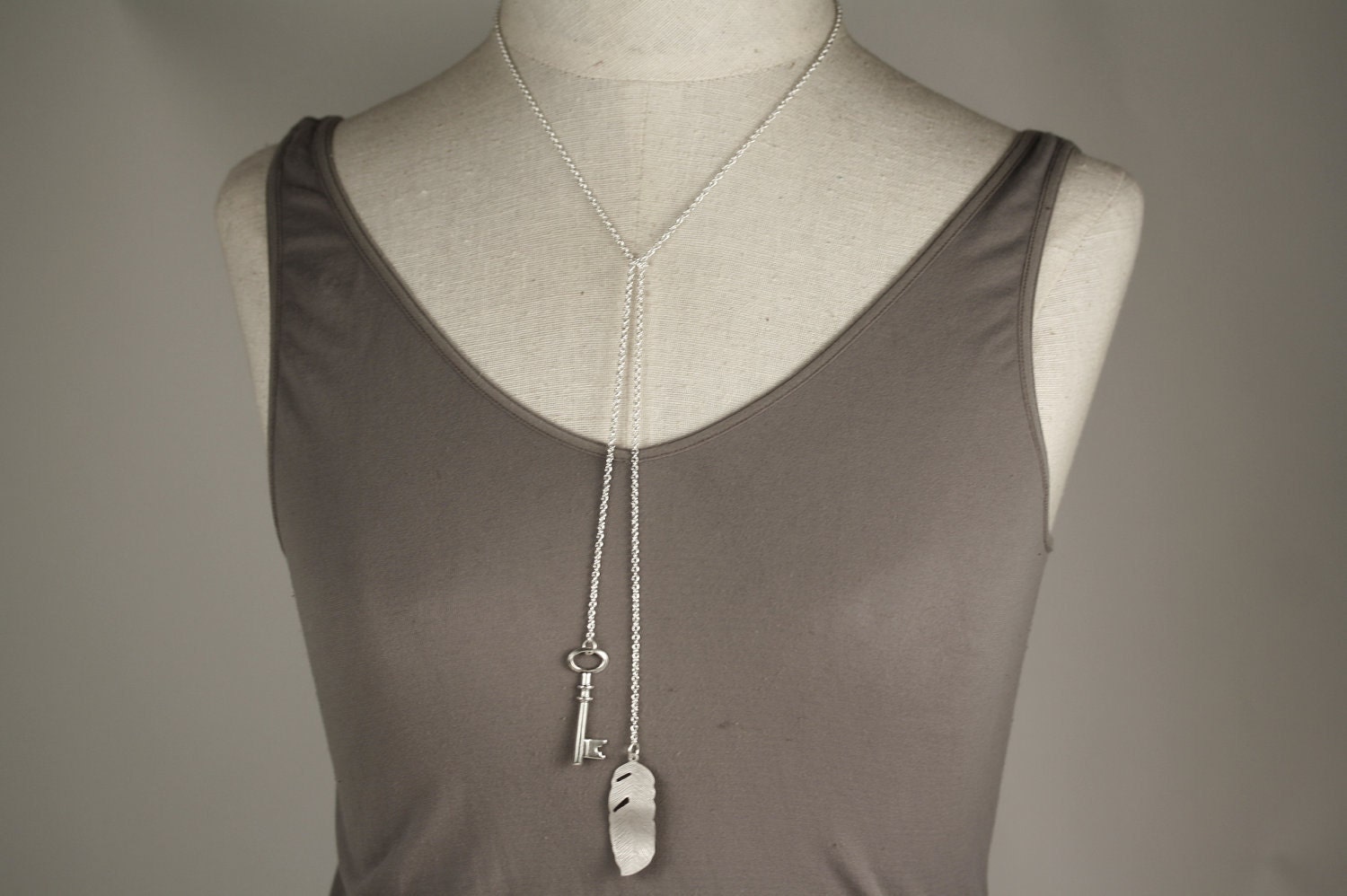 Long Lariat Necklace with Silver Feather and Key, Long Pendant Jewellery, Tie Jewelry, Simple, Bridal Fashion, Bridesmaids