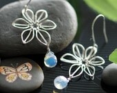 Narcissus earrings in silver and opal
