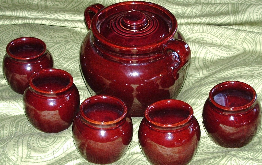 Vintage USA Beanpot and 5 Bowls To Match