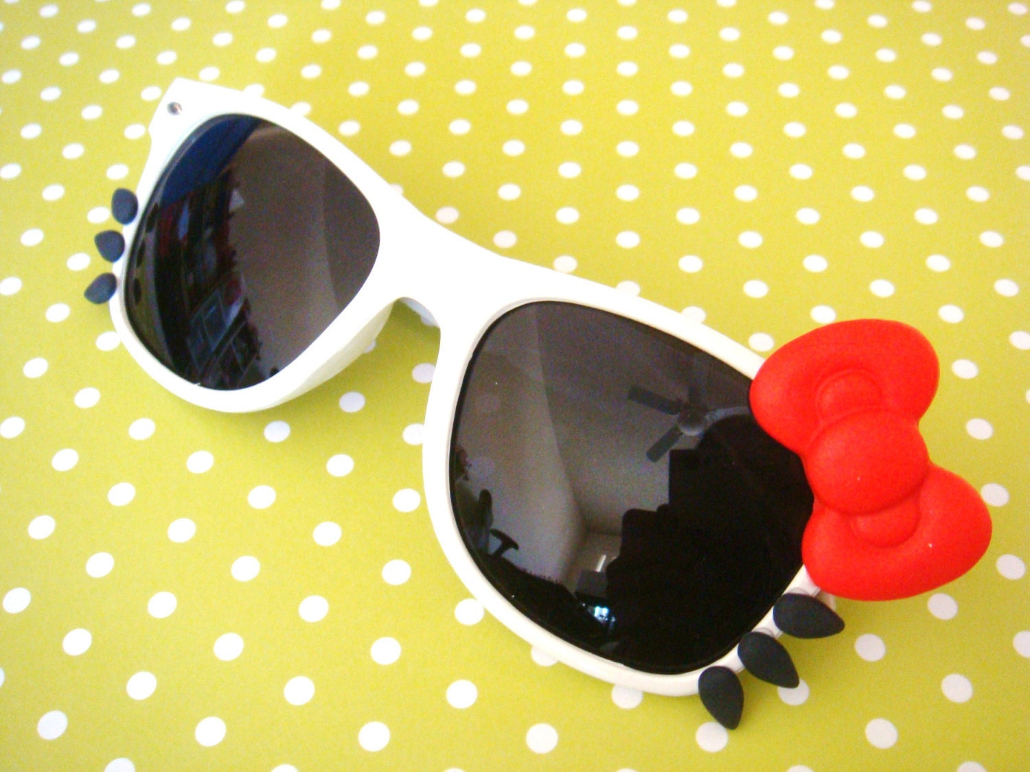 iCat Sunglasses With Black Lenses (White/Red)