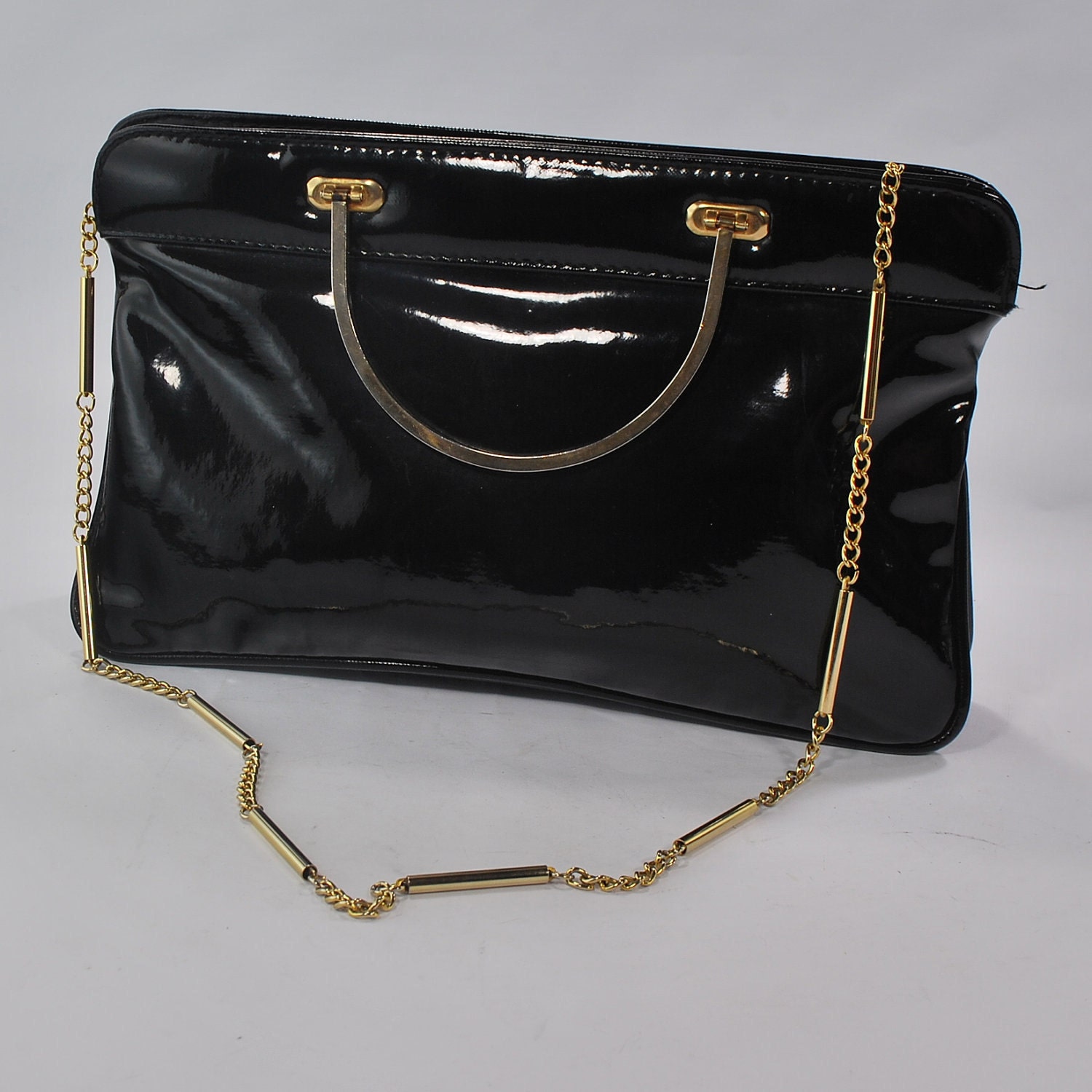 Patent Pending: Shiny Black avec Heavy Metal .goldtoned and gorgeous handles and chain .Killer purse