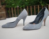 Delightfully Trashy vintage 1980s jean pumps .studded .light stone washed denim .star shaped stud accents .6 1/2 M possibly 7