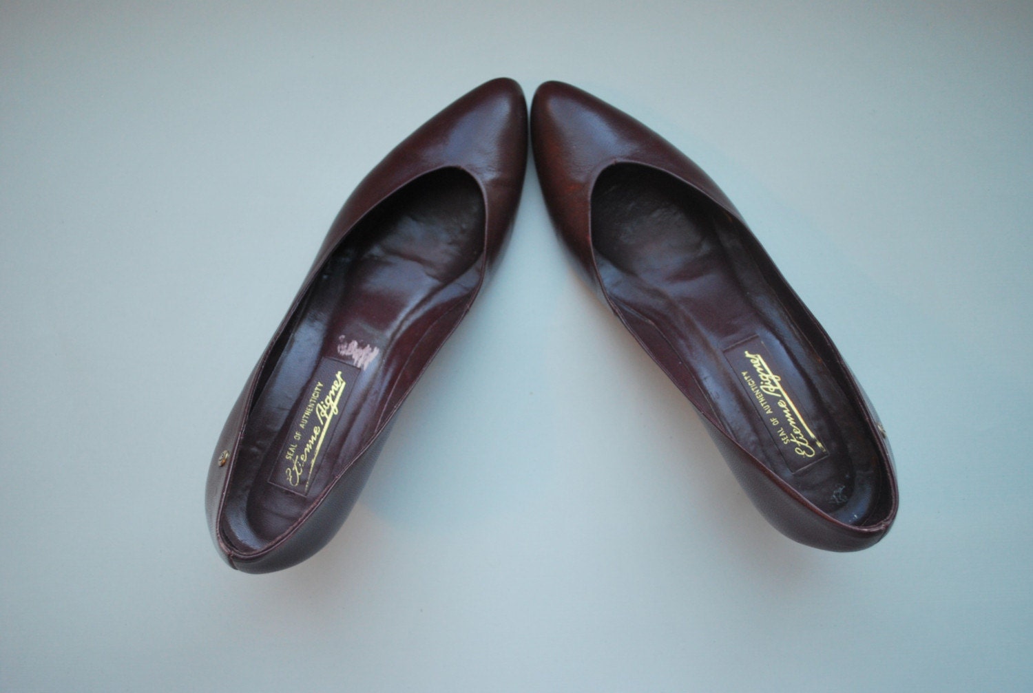 SALE...The Daily Aigner 11/9/10 .Simple burgundy leather pumps .pointy toes .7 N .toe cleavage abounds .Made in Brazil