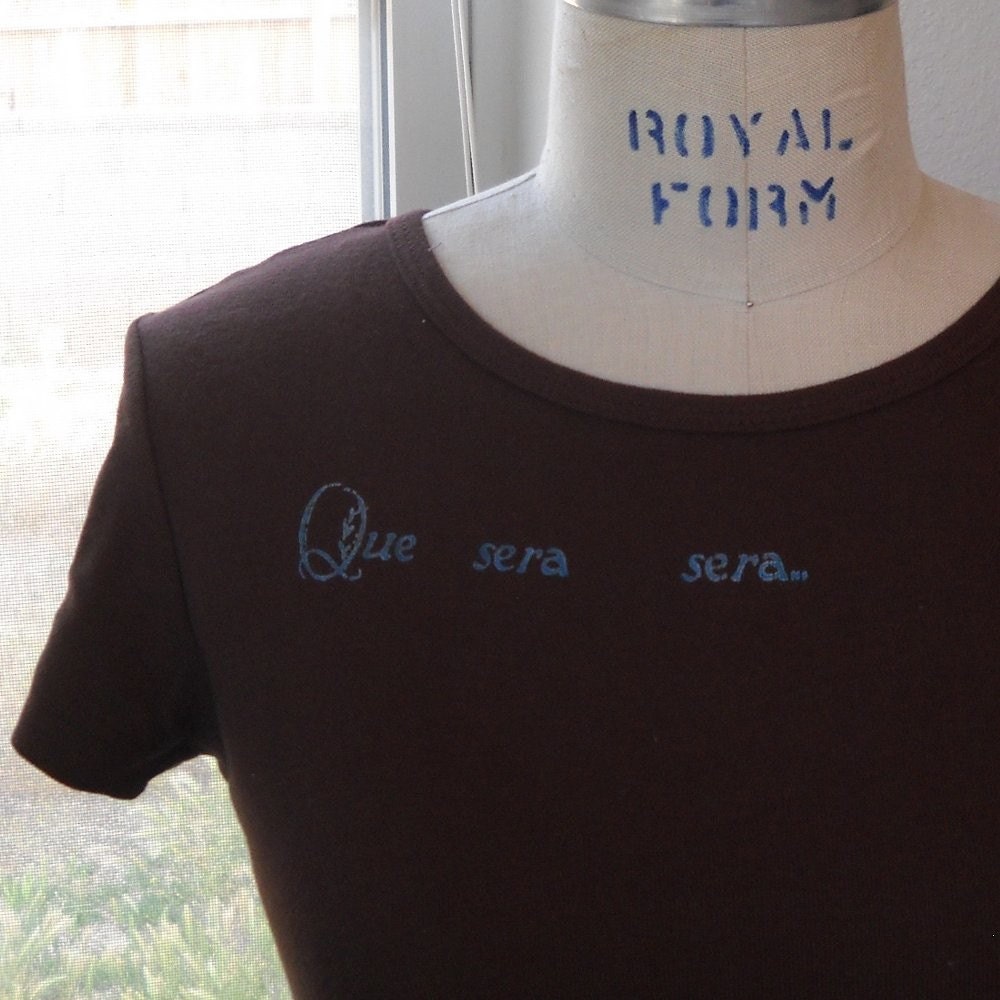 Que Sera Sera Raven Tee medium