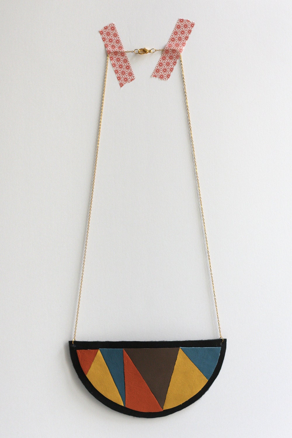 Leather necklace in half moon shape with triangle pattern - multicolored & black