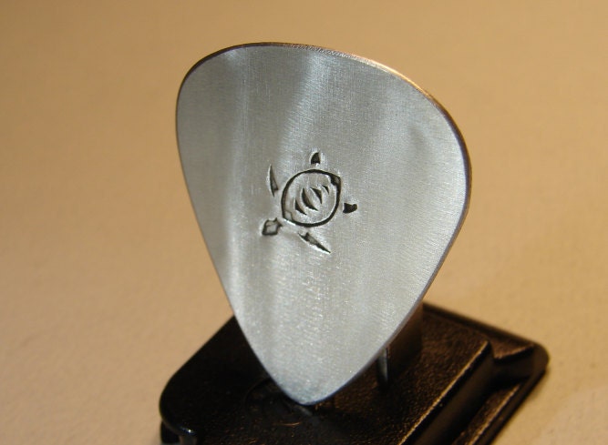 Sea turtle guitar pick handmade in aluminum - NiciLaskin