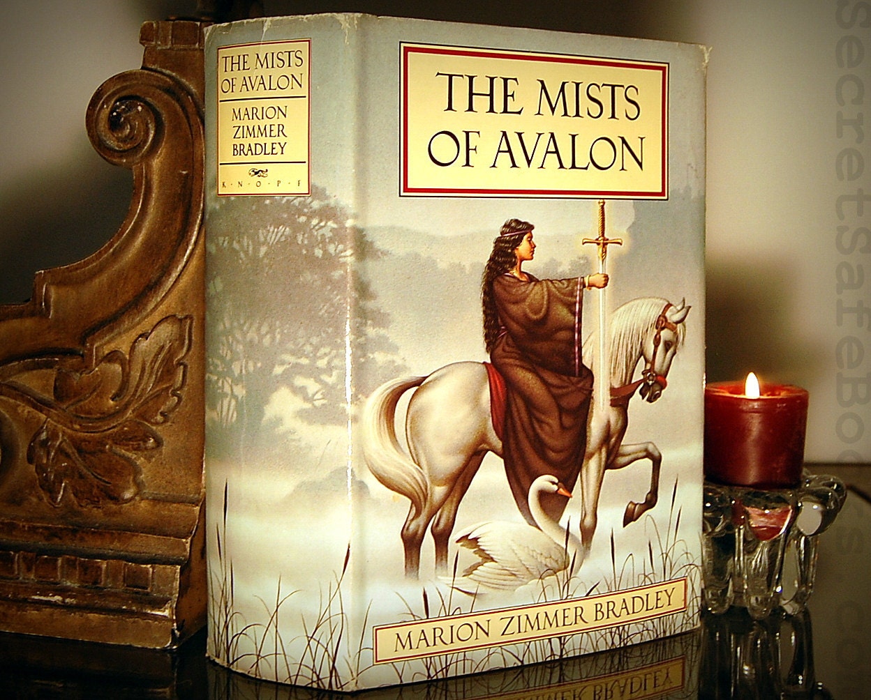 Hollow Book Safe (Vintage The Mists of Avalon)