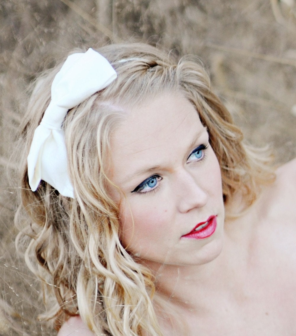 Shannon - Ivory  Bow