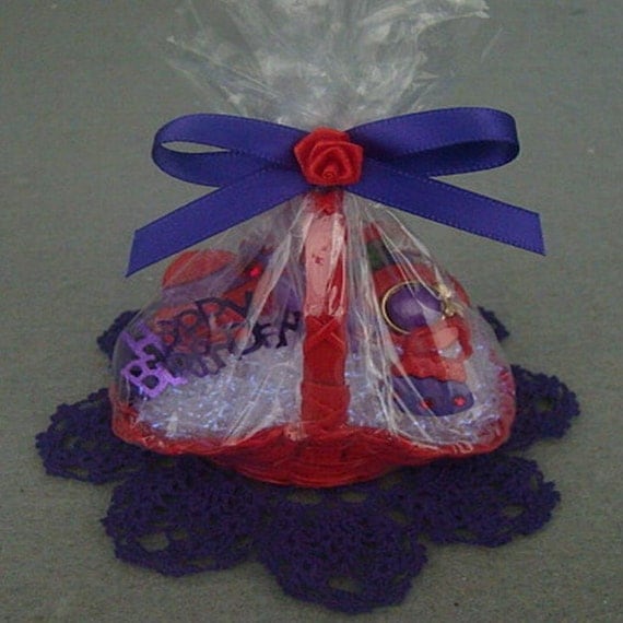 Red Hat Society Mini Red Gift Basket with by ChristmasTreesNMore