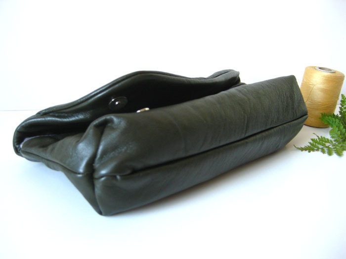forest green remnant leather clutch with vintage lining  // la pochette