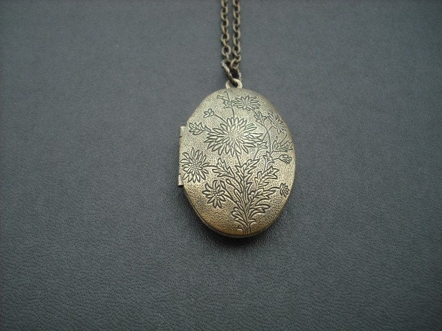 vintage two sided victorian style floral pattern oval locket - antique brass