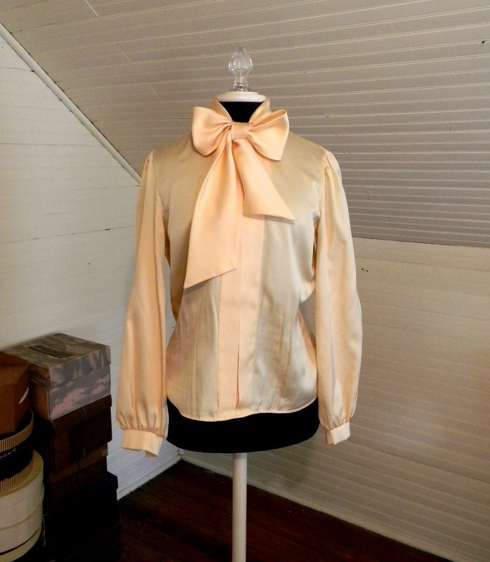 RESERVED Vintage Blouse With Bow, Pussy Bow Blouse 70s 80s Size Med.