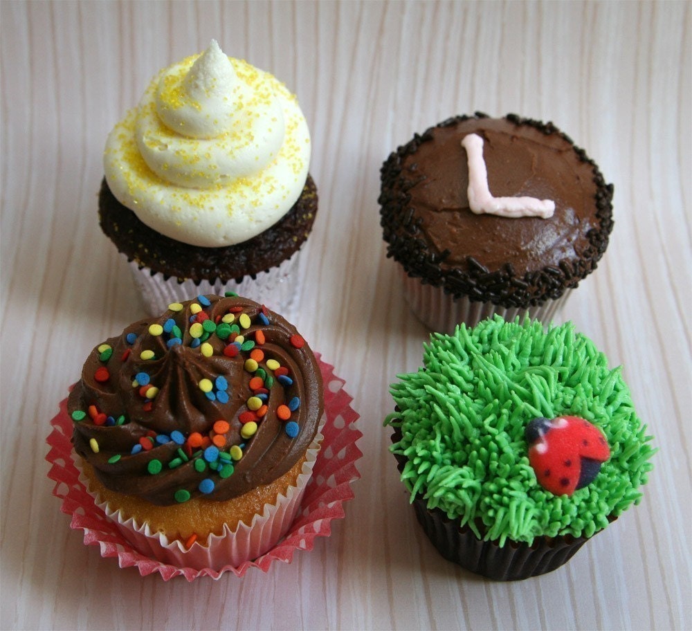 Sweet Estelle's Classic Cupcake Decorating Kit - Pastry Tips, Cupcake Liners and Sprinkles