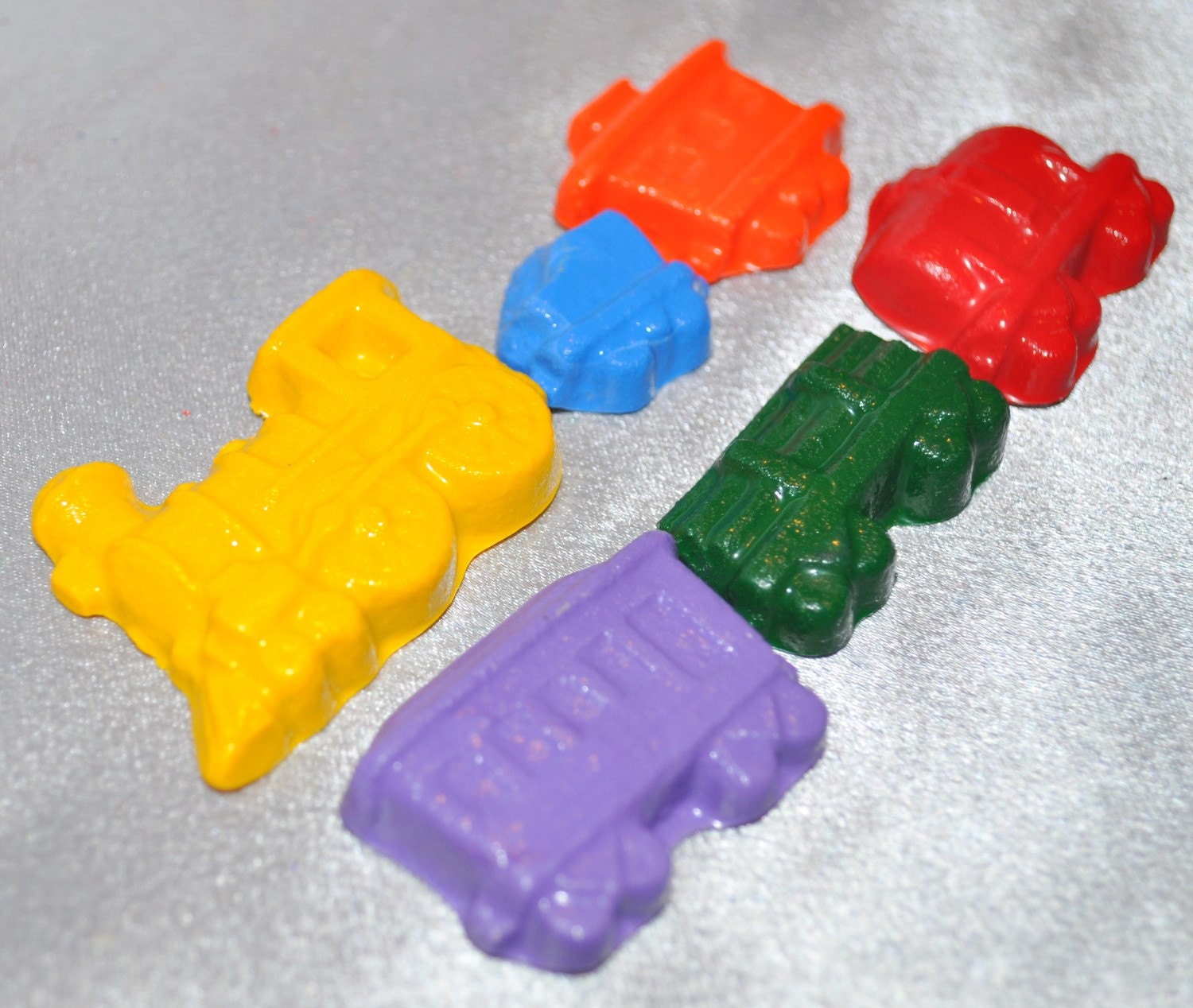 Recycled Crayons Train Shaped Party Set For 20 Kids Total of 120 Crayons and 20 Stickers.