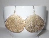 Detailed Leaf Dangle Earrings in Gold - Retro Gold Leaf Filigree Pendant Delicate Dangle Earrings