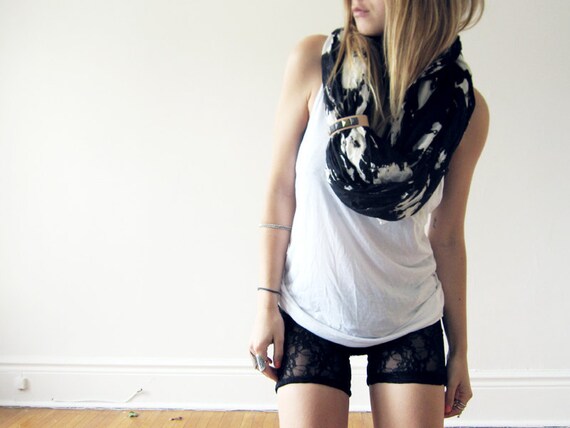 THE LASSO - black and white scarf