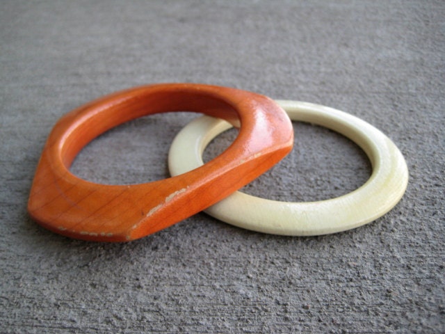VINTAGE bangle bracelets wooden orange triangle and cream circle excellent condition