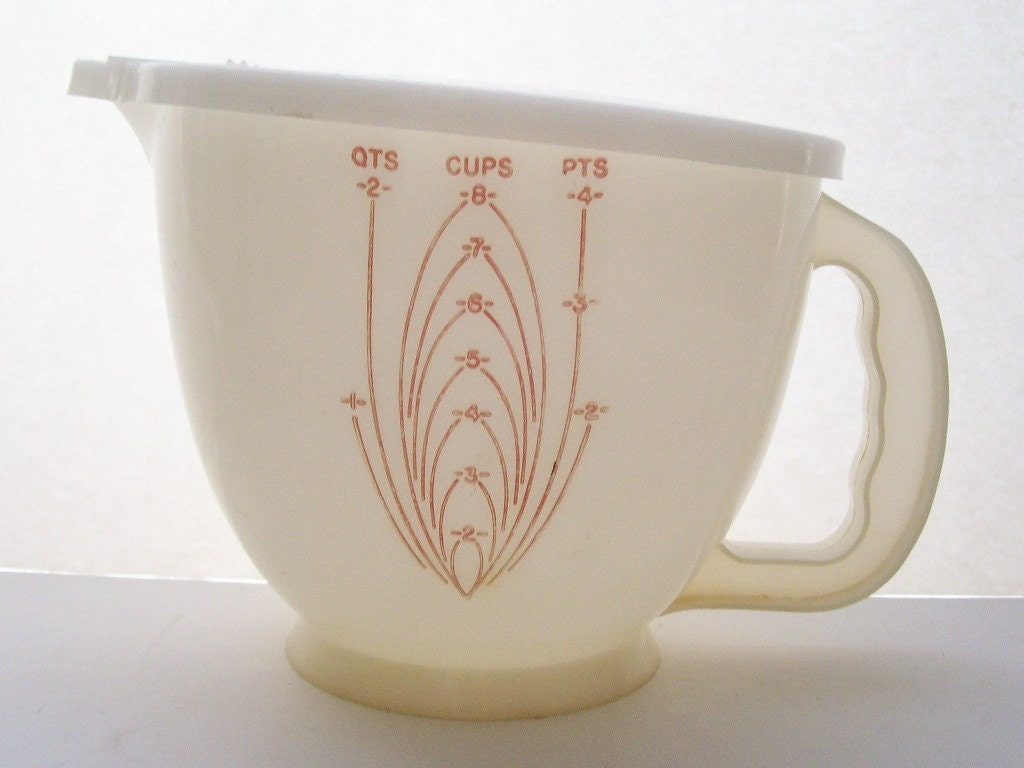 Tupperware Large 8 Cup Store and Pour Lidded by RecycleBuyVintage