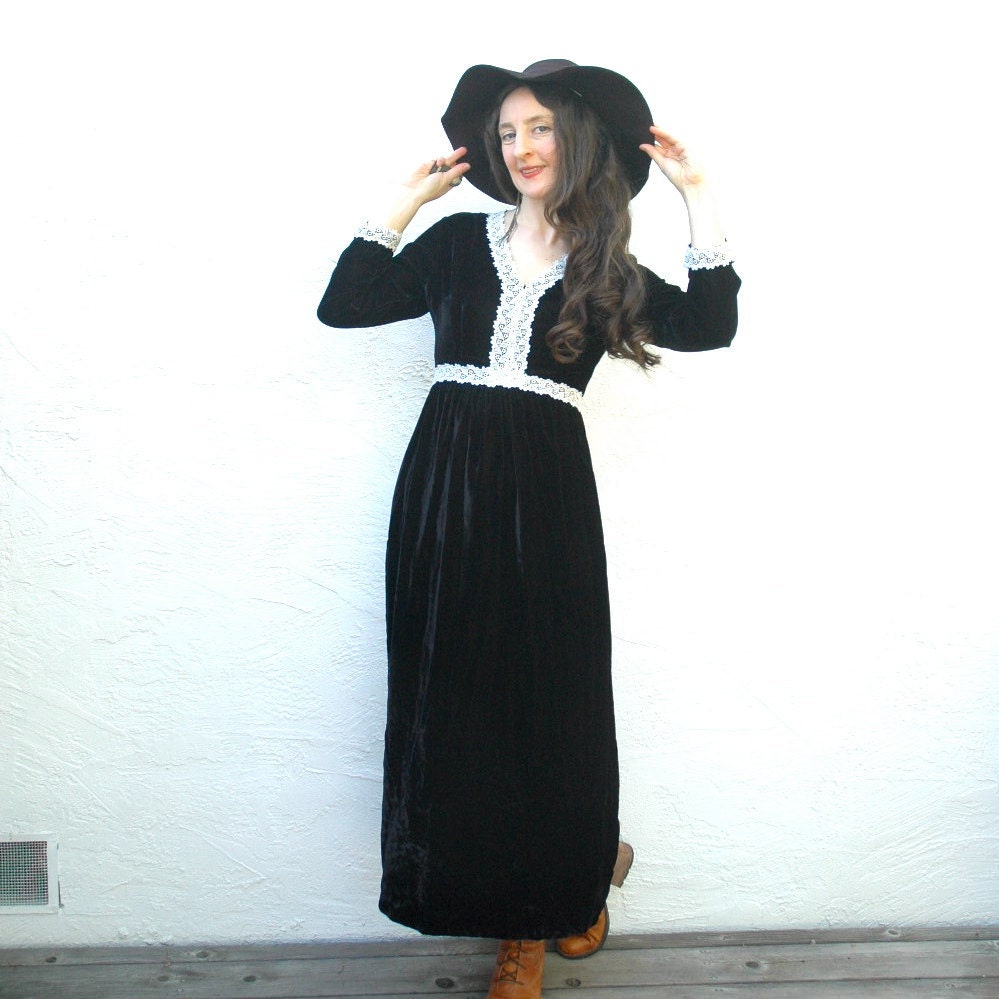 SALE... Black Velvet Gown... Vintage 70s Gothic Maxidress... VICTORIAN DOLL (xs)