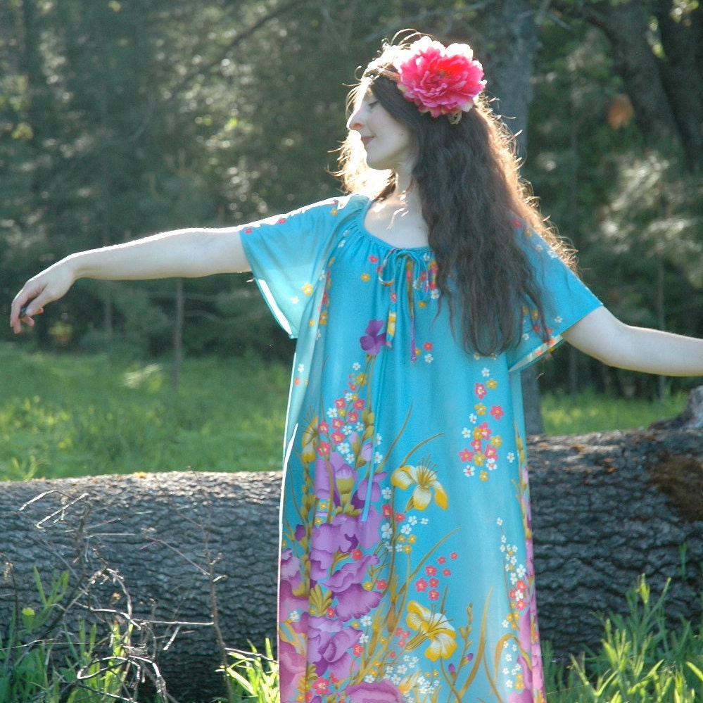SALE... Tropical Dress... Floral 1970s Lounge Wear... IRIS & BUTTERCUP (l/xl)