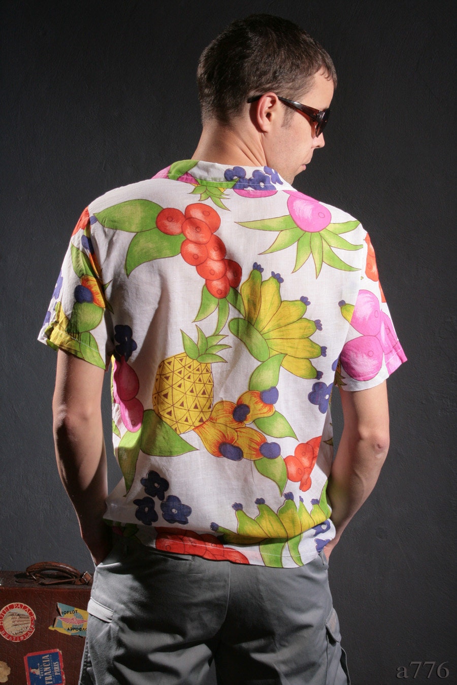 Vintage light Cotton bright Tropical Friuts shirt for men, Small to Medium
