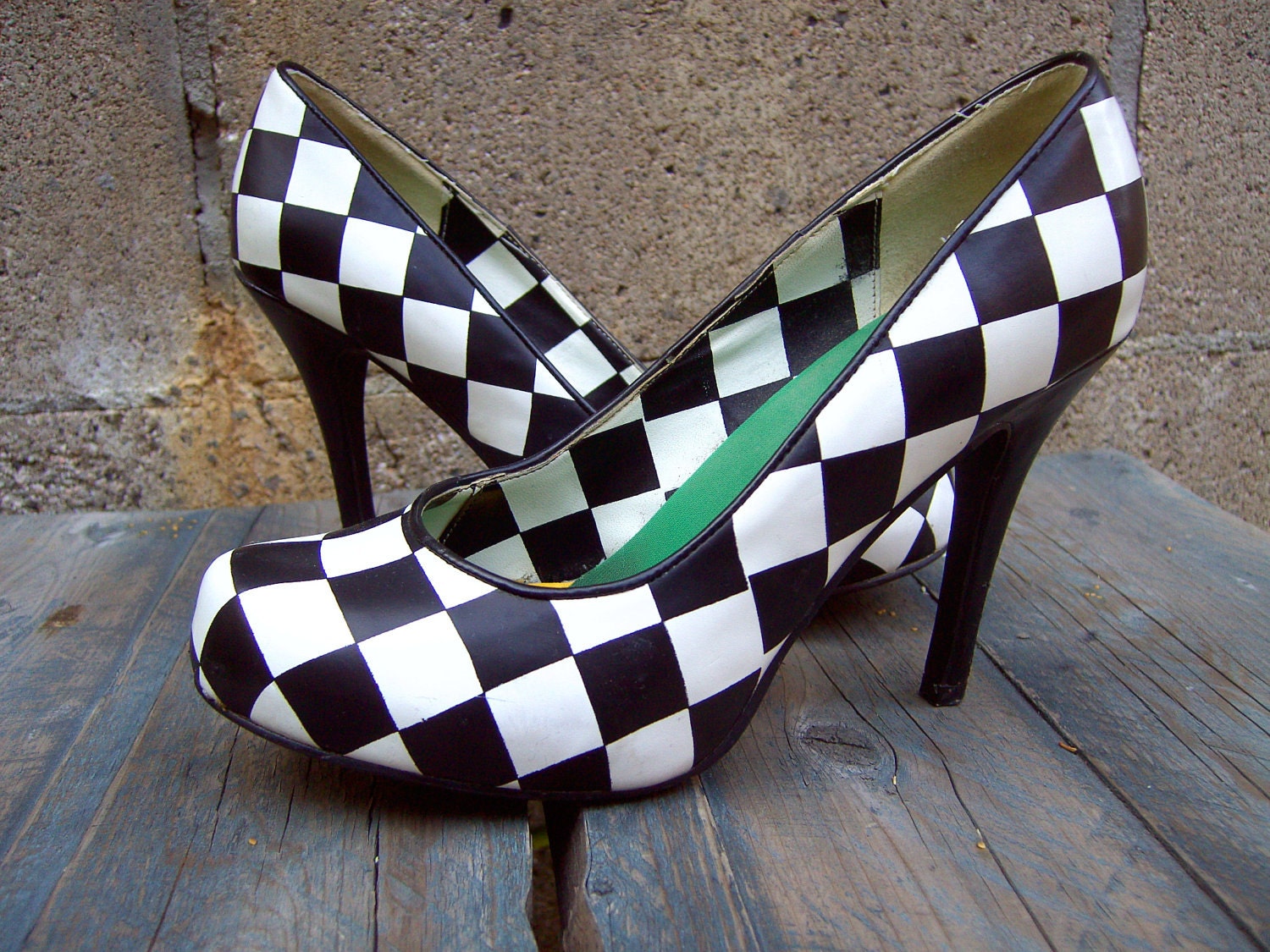 Killer black and white CHECKERBOARD pumps heels 8