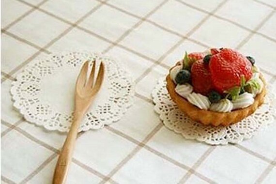 200 Small Paper Doilies