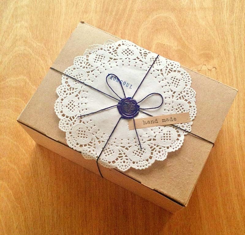 200 Medium Paper Doilies