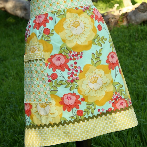Retro Floral Half Apron Splashy Rose by Sandi Henderson Meadowsweet 2