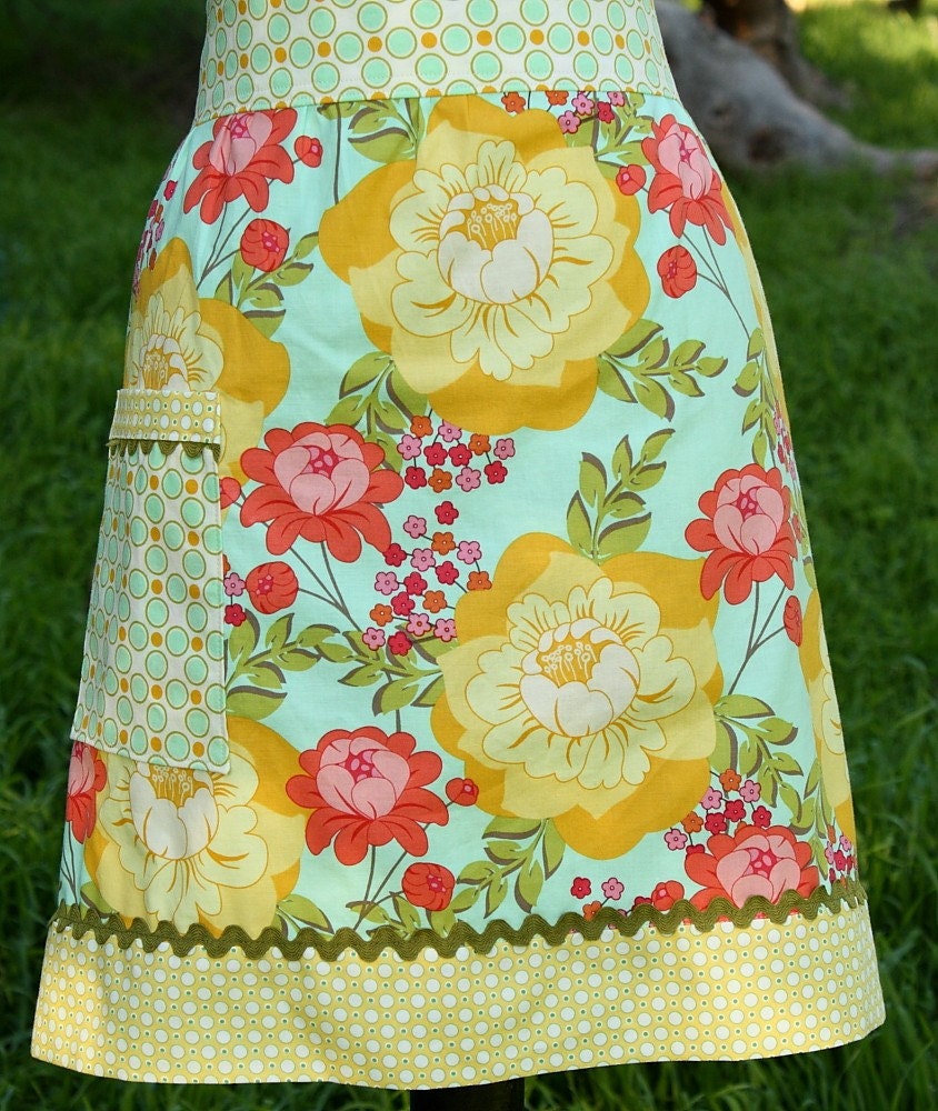 Retro Floral Half Apron Splashy Rose by Sandi Henderson Meadowsweet 2